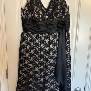 JS boutique sz 16 black lace back zipper